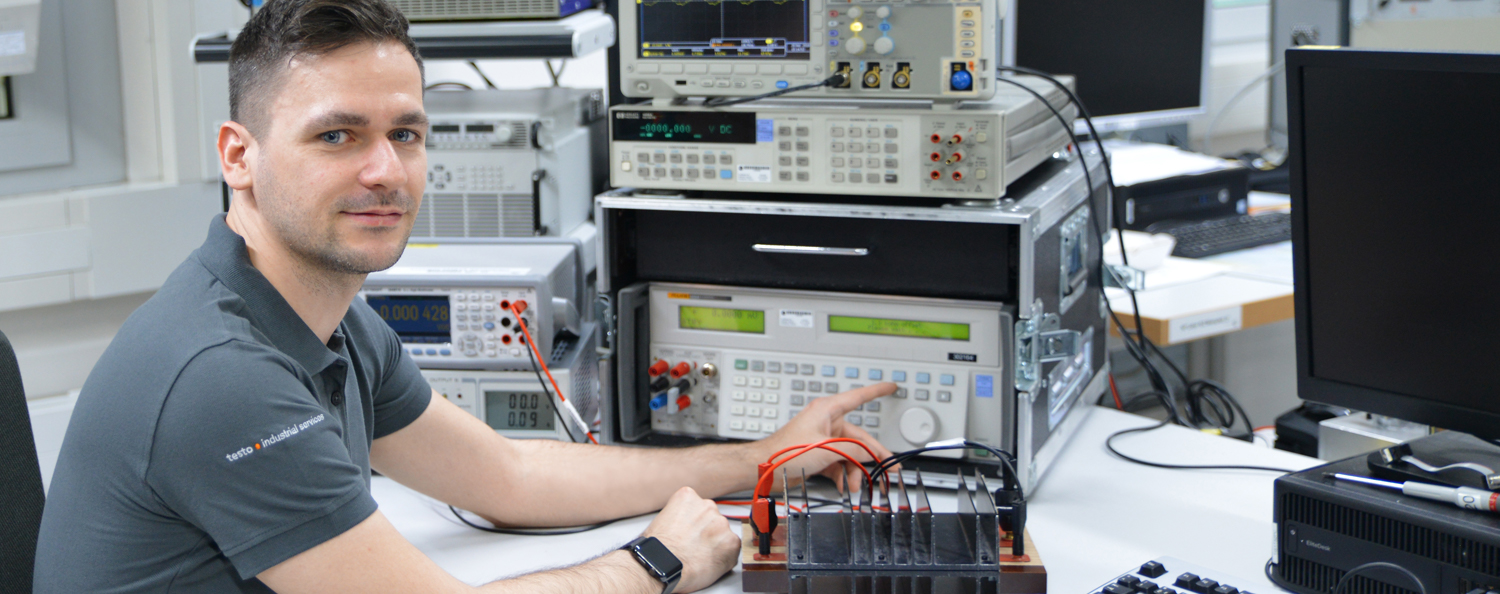 Kalibrierung von Messtechnik im elektrischen Labor der Testo Industrial Services
