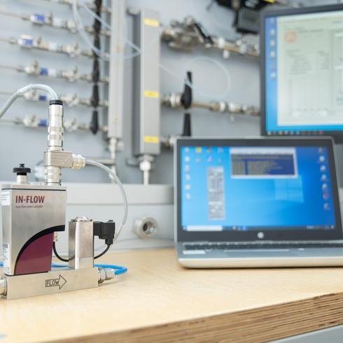 Durchführung eoner Kalibrierung von Gasen im Durchfluss-Labor mit der Aufzeichnung eines Laptops
