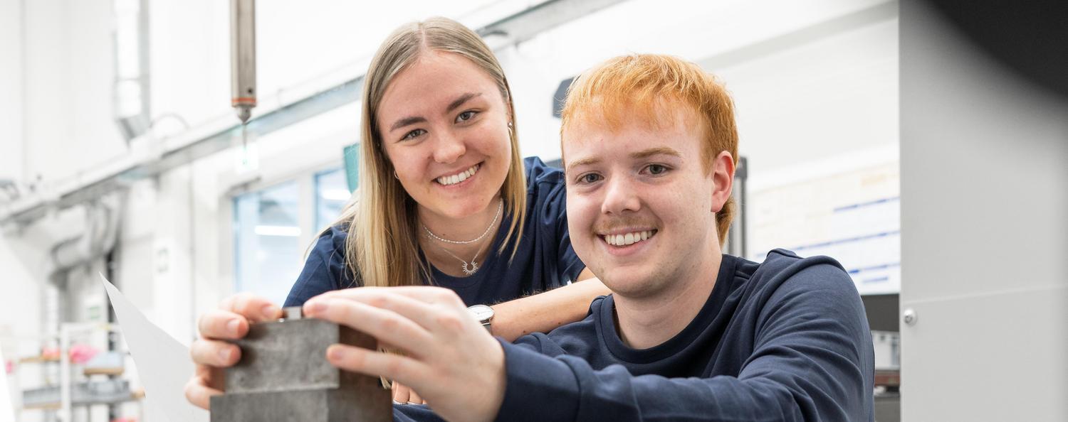 Ein angehender Physiklaborant von Testo im thermodynamischen Kalibrierlabor.