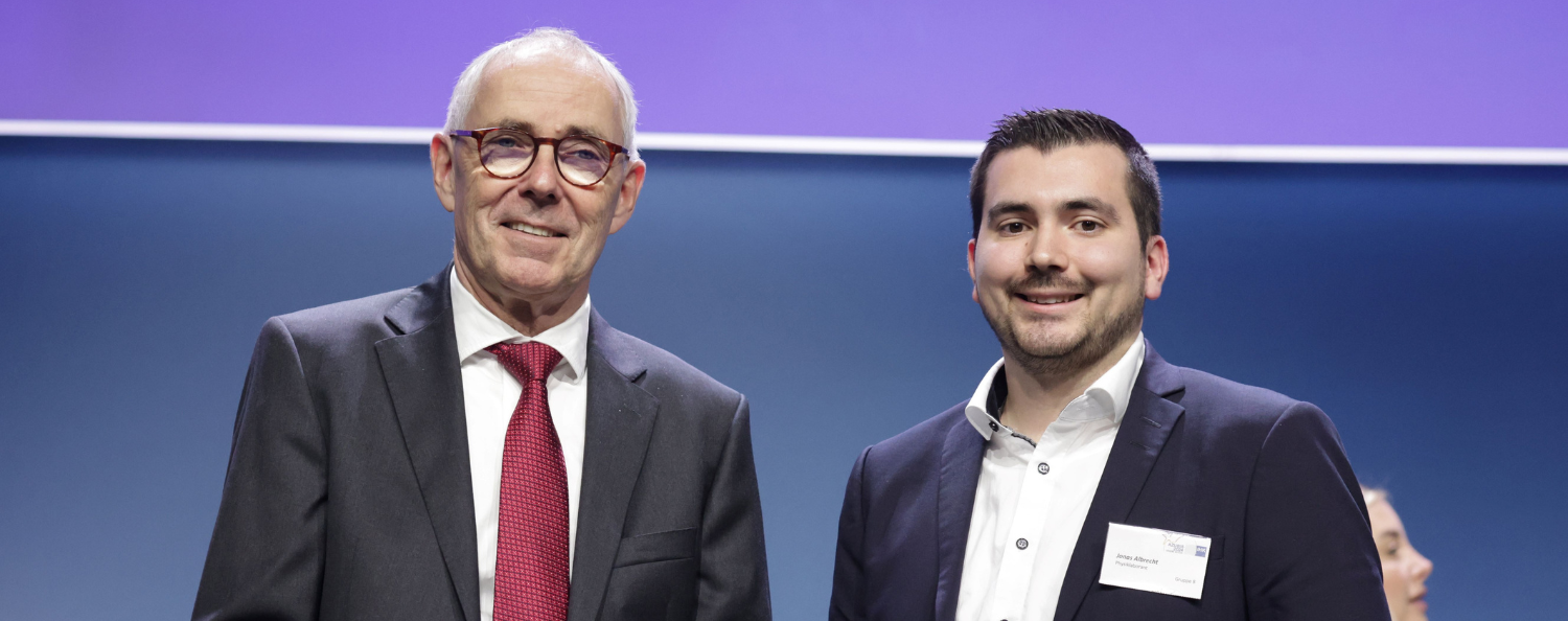 Bester Physiklaborant Deutschlands Jonas Albrecht, bester Physiklaborant Deutschlands, und Peter Adrian, Präsident der DIHK