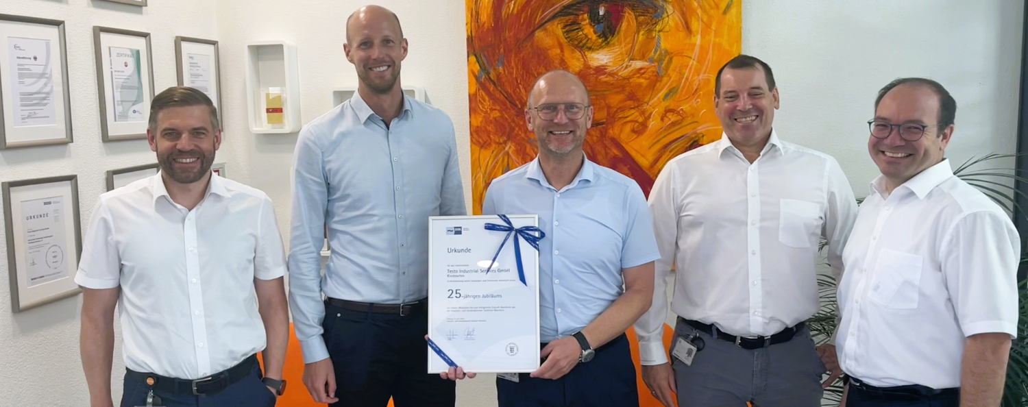 Geschäftsleitung der Testo Industrial Services GmbH und IHK Präsident auf einem Bild