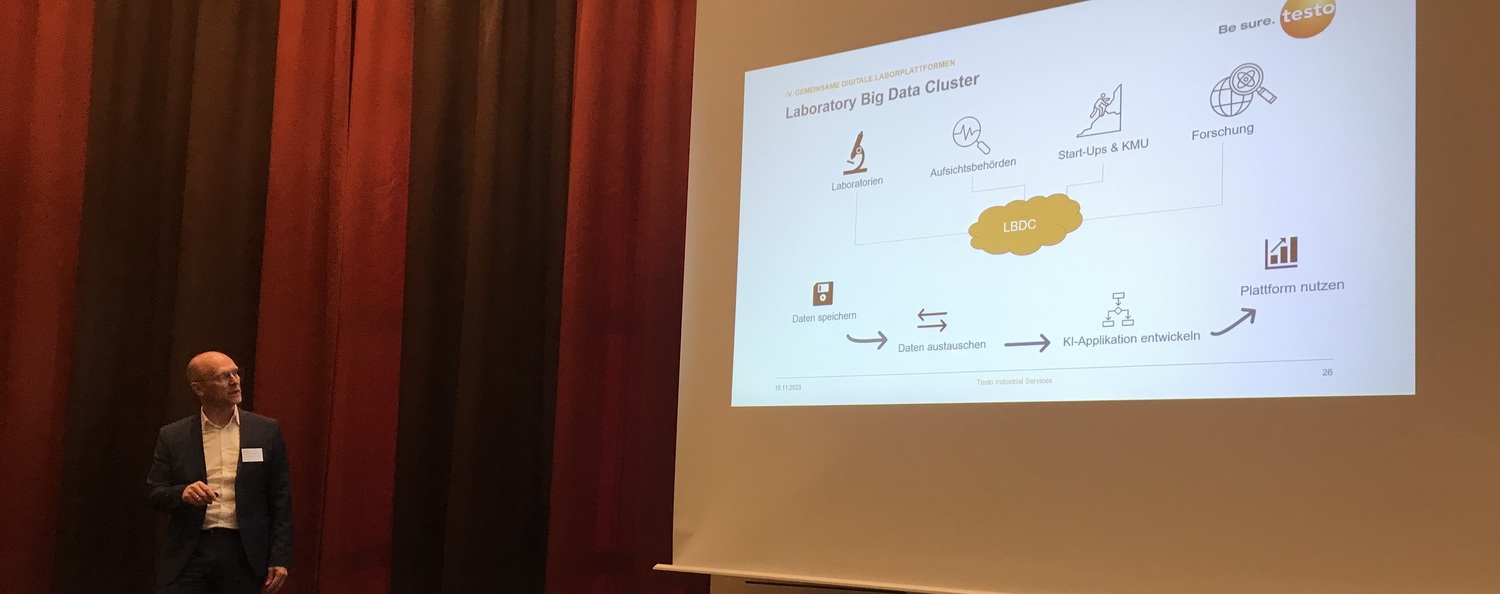 Digitale Transformation Laborbranche LIMS Forum Geschäftsführer Raimund Föhrenbacher präsentiert beim LIMS Forum