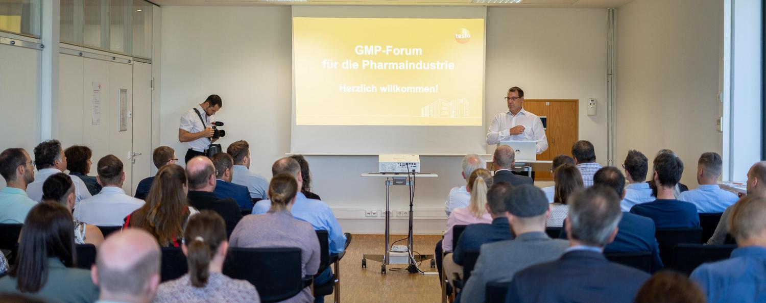 Geschäftsführung hält Vortrag beim GMP-Forum 2023 vor eingeladenen Kunden