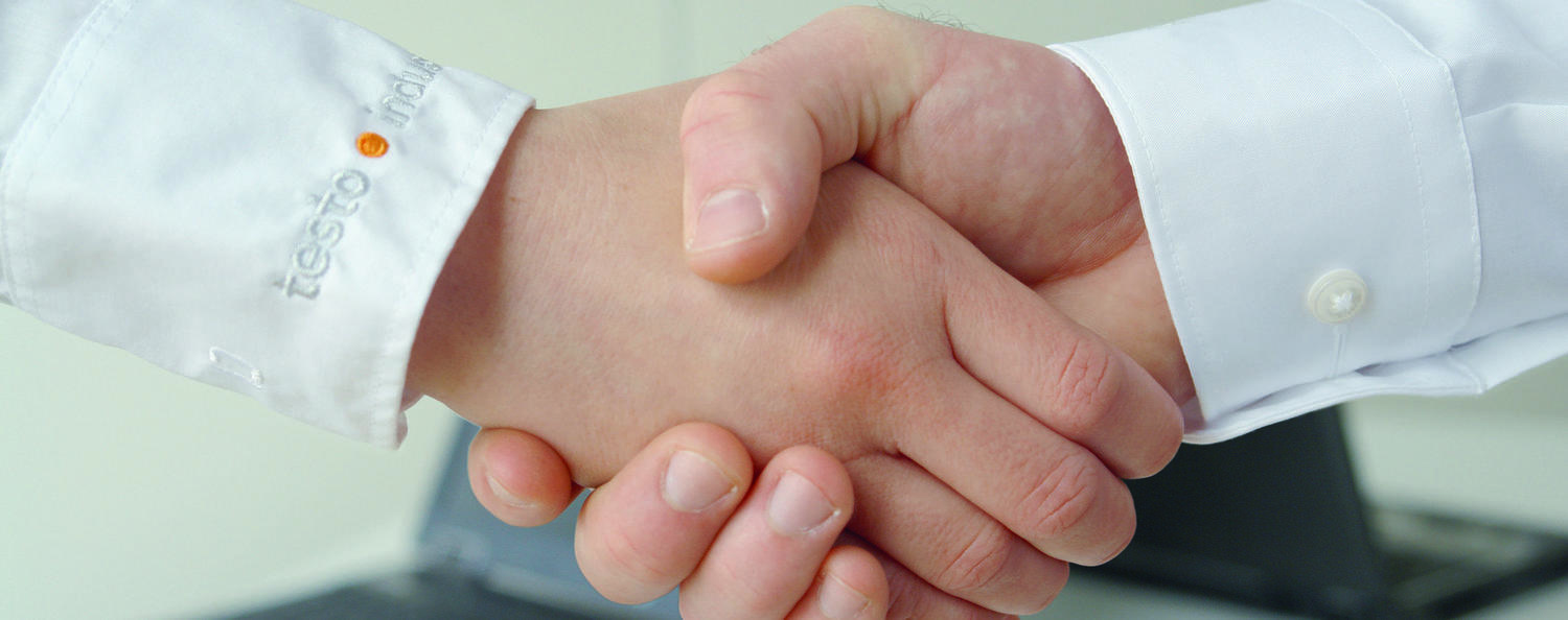 Zusammenarbeit zwischen Hioki und Testo Industrial Services verlängert Zwei Personen geben sich die Hand