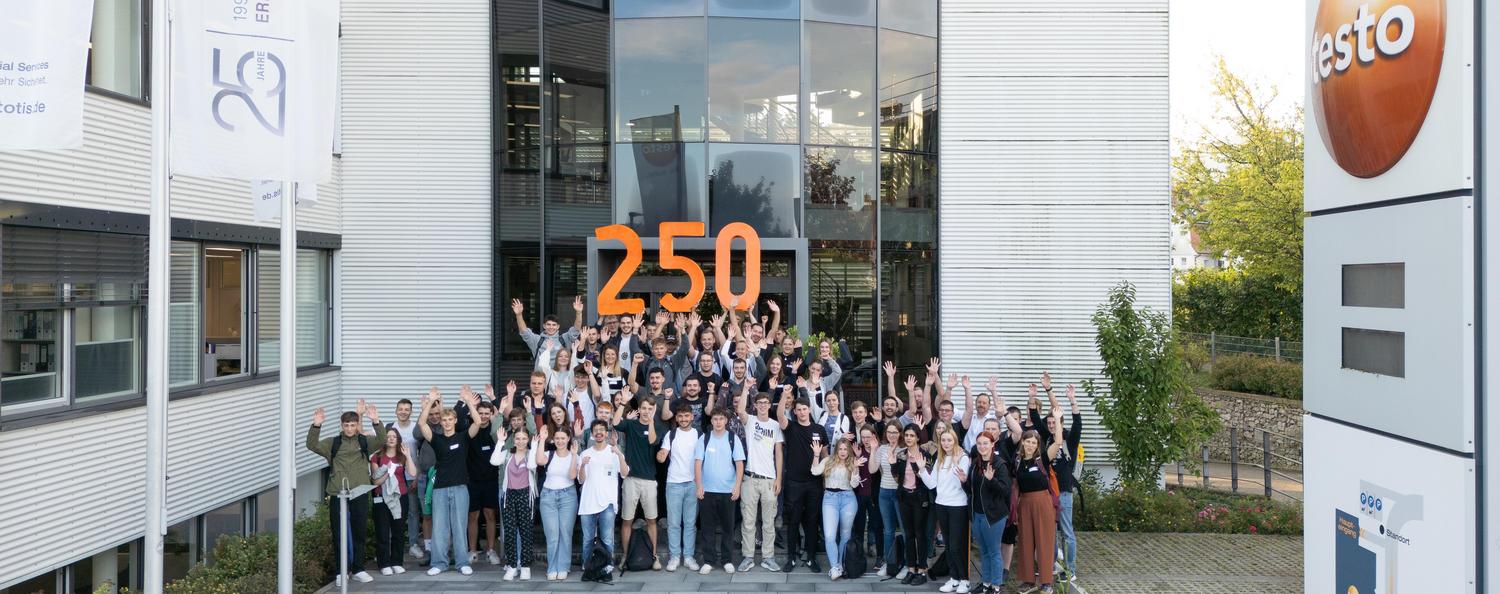 Testo Kirchzarten begrüßt 250. Auszubildenden Gruppe an Auszubildenden feiern den 250. Azubi bei Testo Kirchzarten