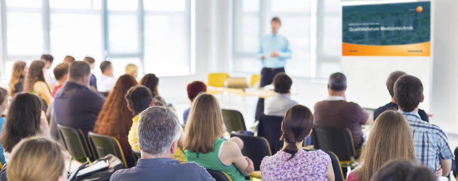 Qualitätsforum Medizintechnik Referent der Testo Industrial Services präsentiert vor dem Publikum beim Qualitätsforum Medizintechnik