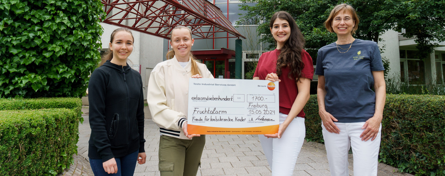 Übergabe Spende Fruchtalarm Testo Industrial Services Mitarbeitende der Testo Industrial Services und Fruchtalarm bei der Spendenübergabe
