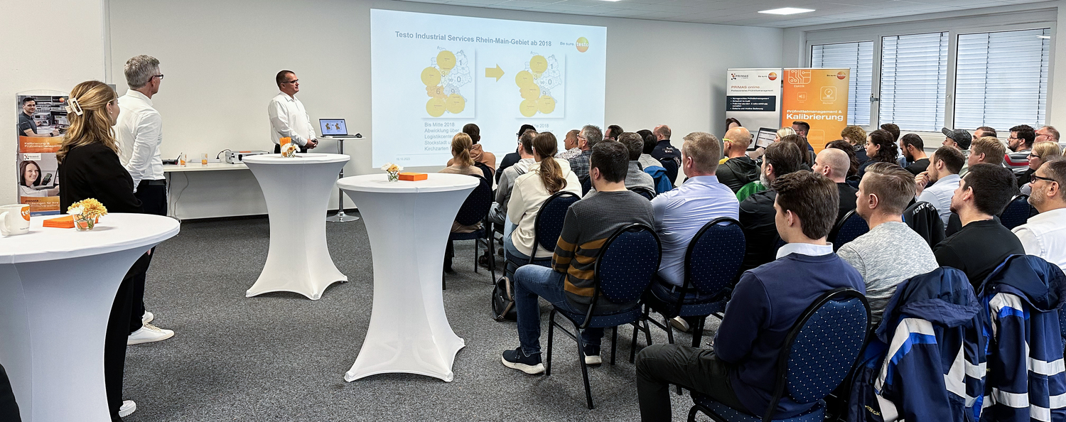 Vortrag beim Standorttag in Mörfelden Walldorf Experte der Testo Industrial Services hält für Kunden einen Vortrag