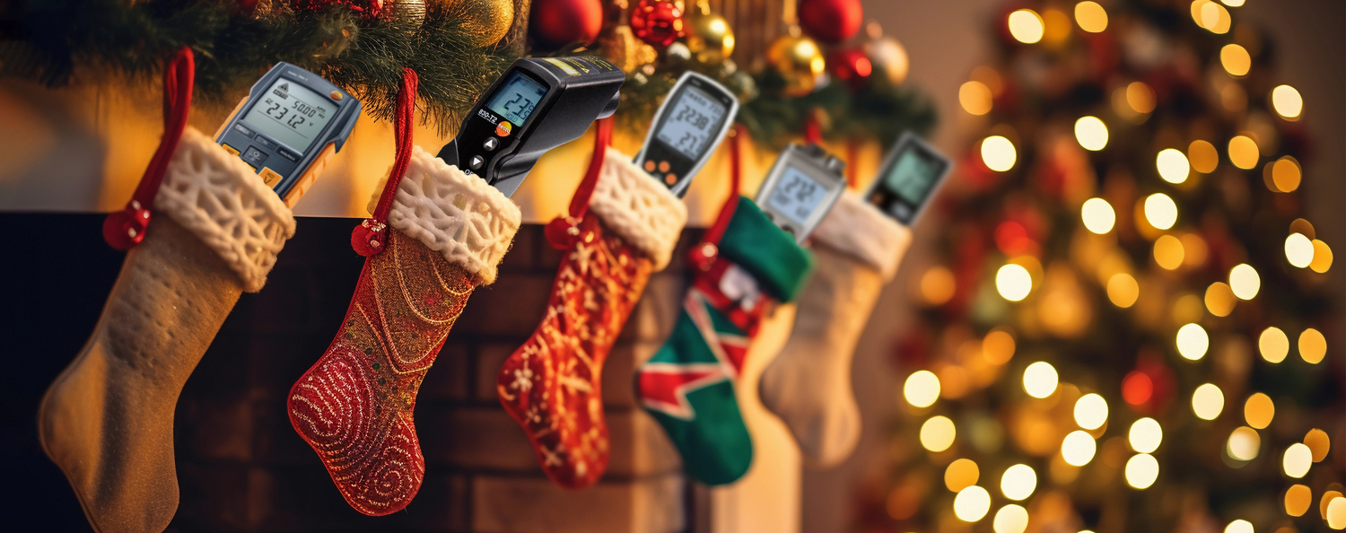 Unsere Betriebsruhe über die Feiertage Prüfmittel im Weihnachtsstrumpf am Kamin