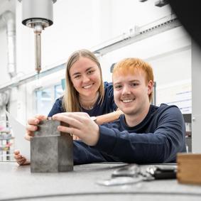 Ein Auszubildender von Testo im thermodynamischen Kalibrierlabor.