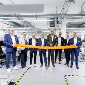 Gemeinsam eröffneten die Projektverantwortlichen und Unternehmensvertreter den Erweiterungsbau der Calibration Factory. Die symbolische Banddurchtrennung erfolgte durch (v. l. n. r.) Helmut Haberstroh (Testo Industrial Services), Hanna Böhme (wvib Schwarzwald AG), Arnt König Raimund Föhrenbacher (beide Testo Industrial Services), Prof. Burkart Knospe (Testo SE & Co. KGaA), Dr. Dieter Salomon (IHK), Bürgermeister Darius Reutter und Klaus Wehrle (Architekturbüro Carré).