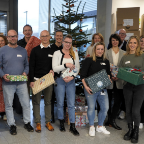 Wunschbaum Übergabe der Geschenke bei Testo Industrial Services