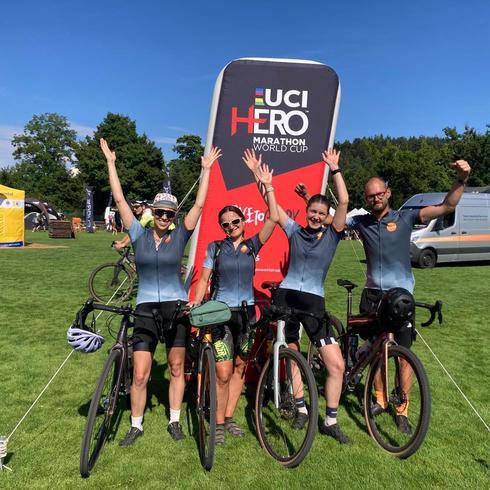Mitarbeiterin joggt vor Firmengebäude