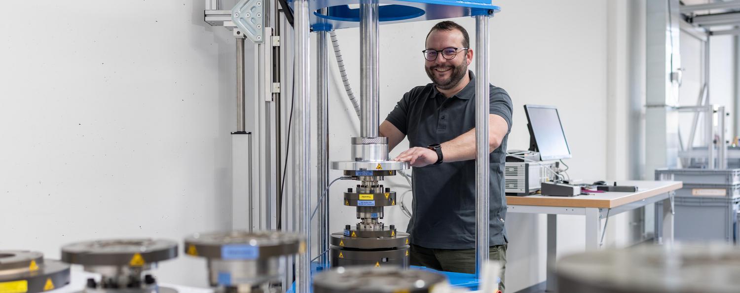 Neues aus dem Bereich Mechanik Person an Drehmomentprüfstand