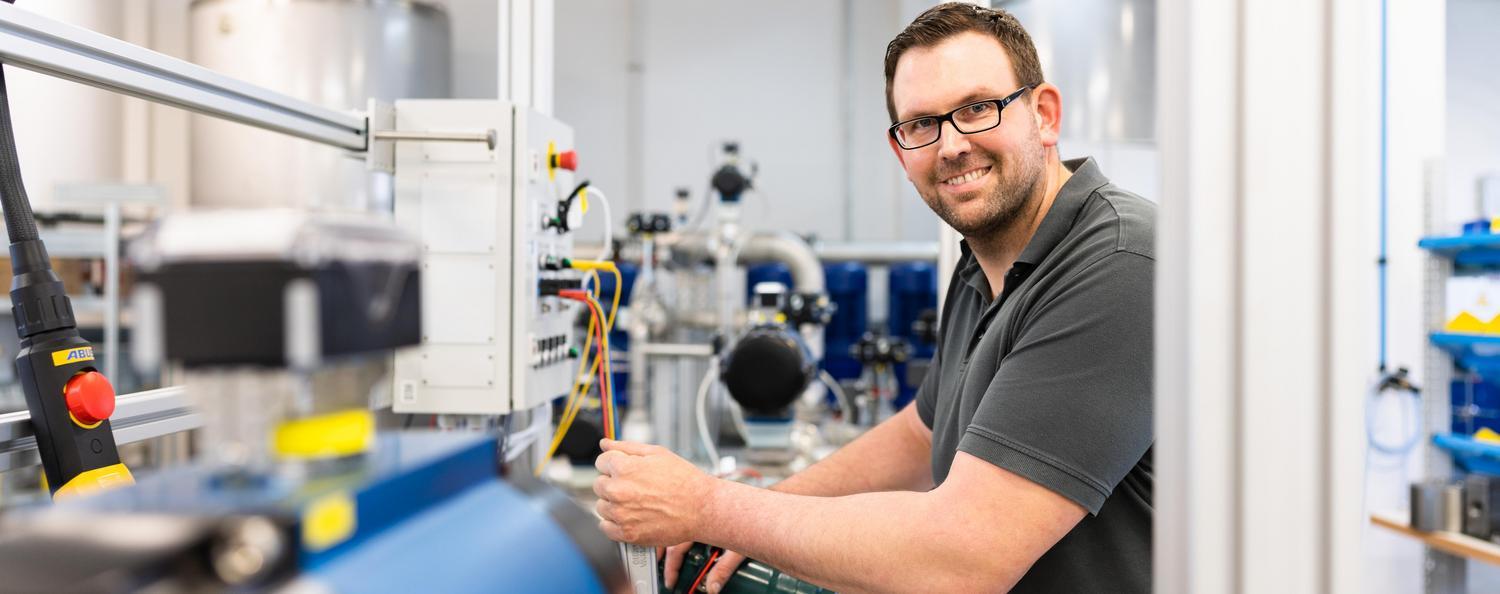 Mann im Seitenprofil an Durchflussprüfstand