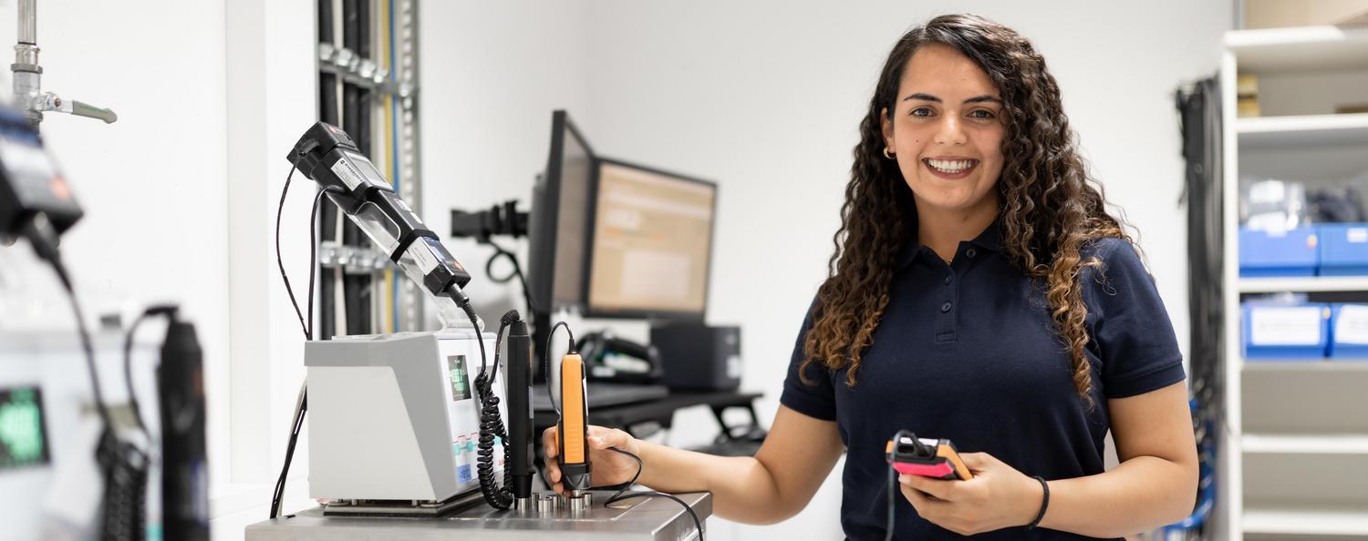 Eine Frau führt eine Kalibrierung für einen Temperaturfühler im Becken durch