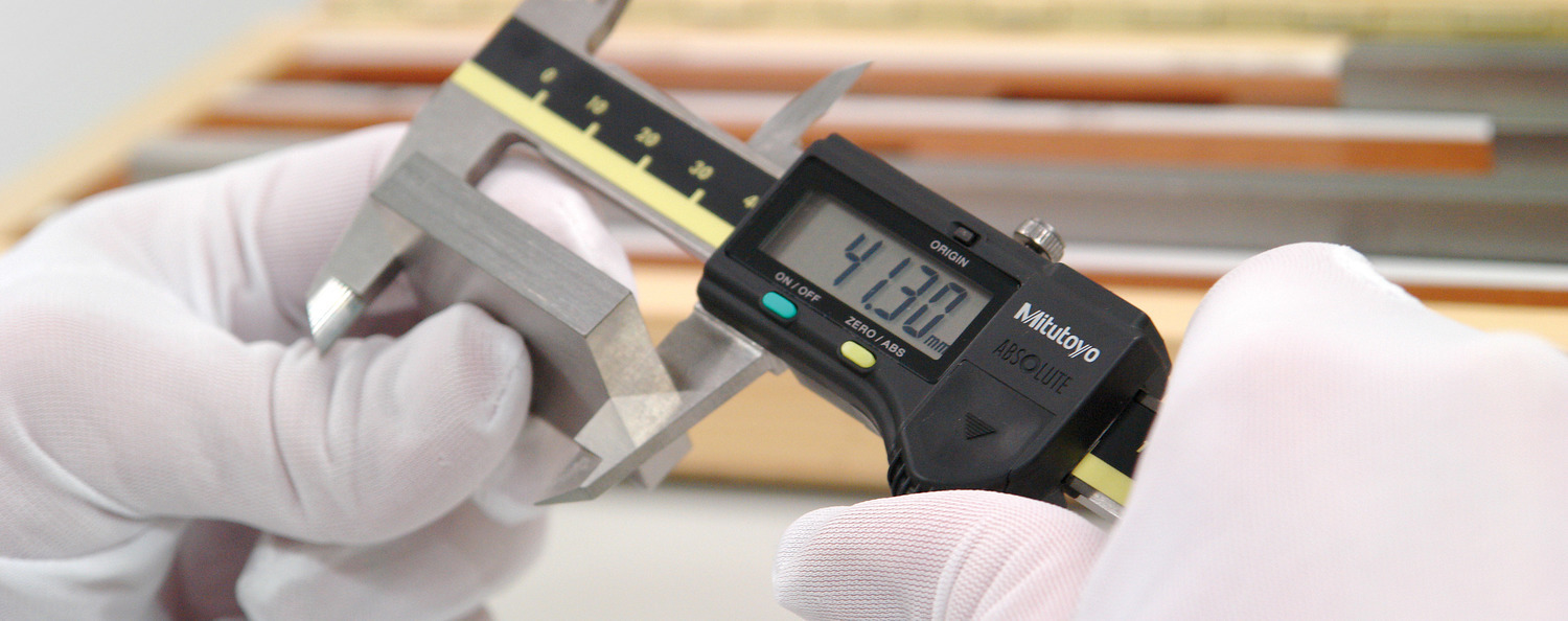 Testing a measuring system with a caliper gauge and gauge block