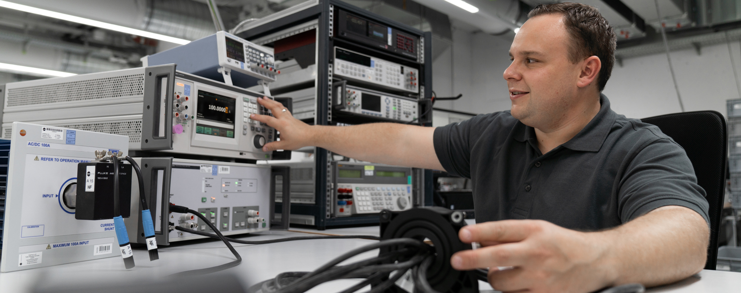 Mann an Stromwandler-Prüfstand