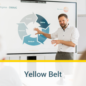 Ein Handy mit orangenem Hintergrund wird in einer Hand gehalten