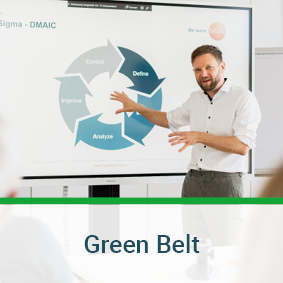 Ein Handy mit orangenem Hintergrund wird in einer Hand gehalten