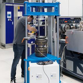 Calibration of torque sensors A man calibrates a torque sensor up to 5 kNm
