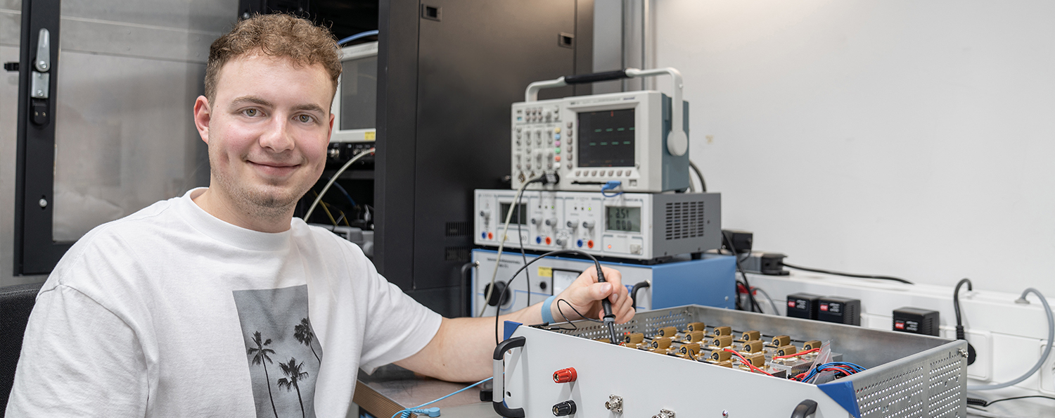 Ein Testo-Auszubildender bei der Durchführung elektrischer Kalibrierungen im Hochfrequenz-Labor bei Testo Industrial Services 