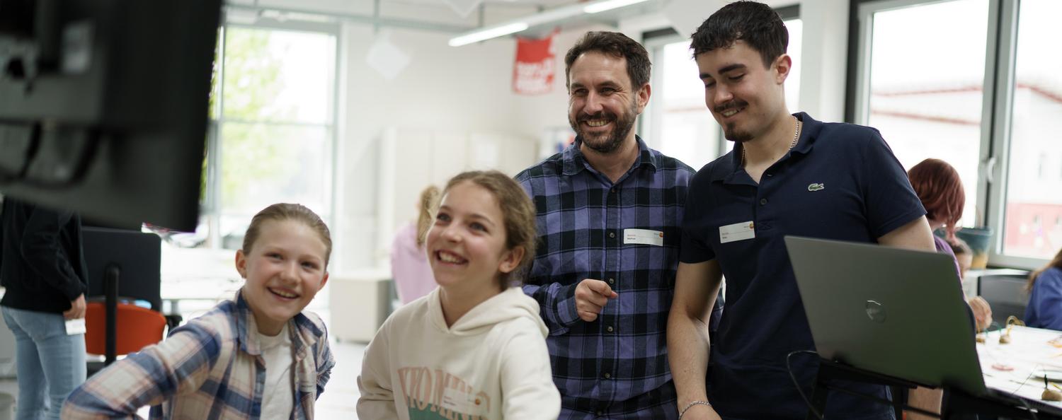 Girlsday bei Testo Industrial Services Schülerinnen und Mitarbeiter der Testo Industrial Services GmbH im Labor