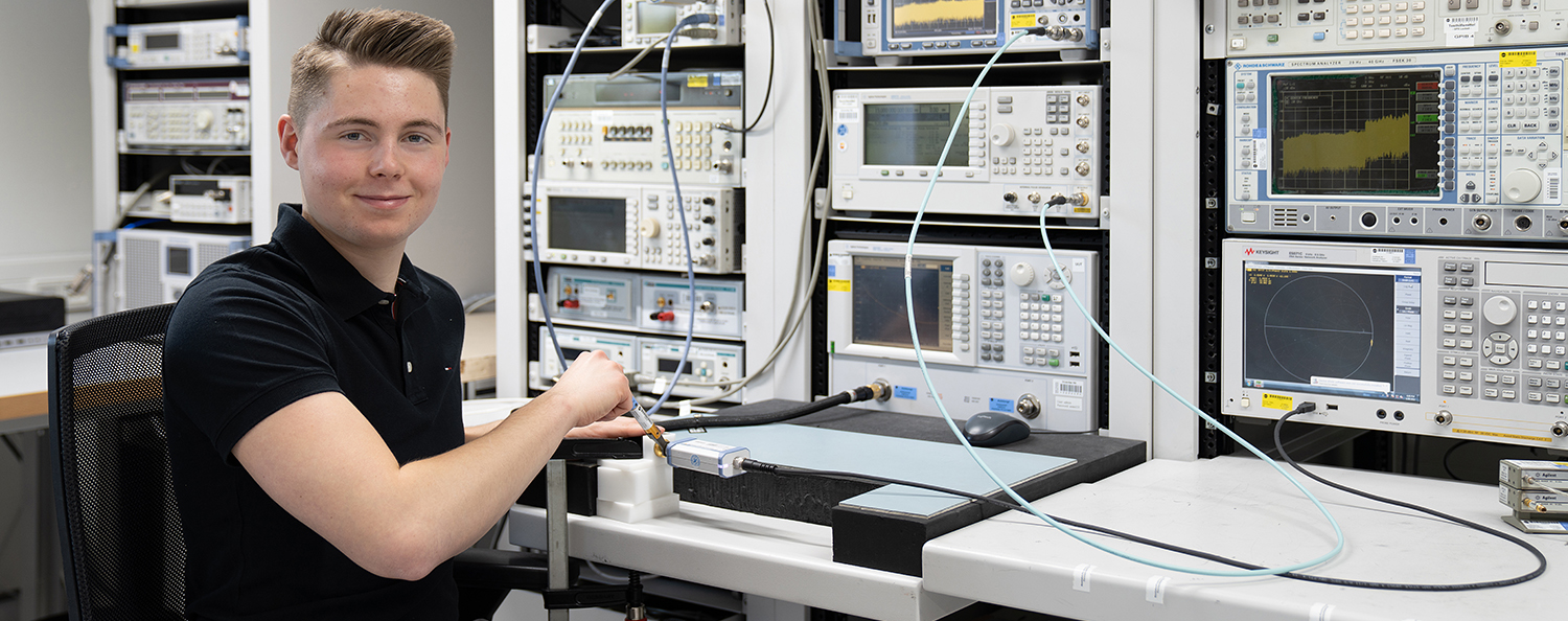 Ein Mitarbeiter arbeitet an Messverfahren im Hochfrequenz-Kalibierlabor. 