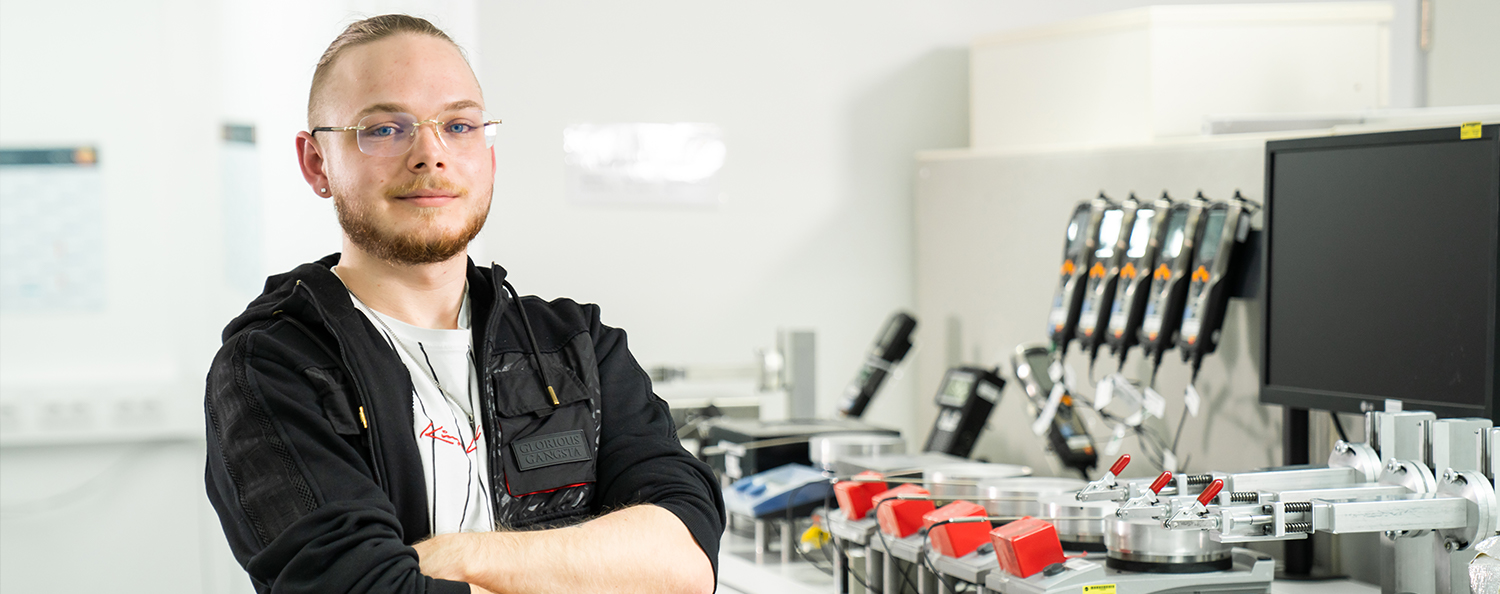 Ein angehender Physiklaborant von Testo im thermodynamischen Kalibrierlabor. 