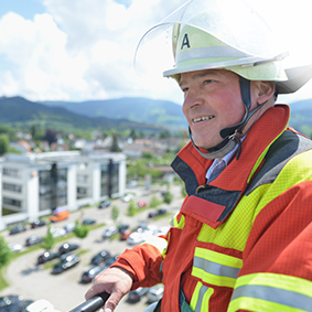 Ein Testo Mitarbeiter in Feuerwehruniform.