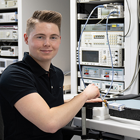 Ein dualer Student von Testo arbeitet im elektrischen Kalibrierlabor.