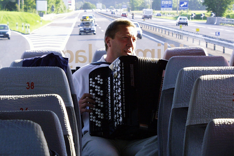 Eugen Sander spielt Akkordeon