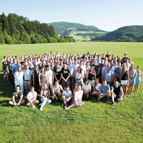 Unser GxP-Services Team auf einer Wiese, im Hintergrund der Schwarzwald.