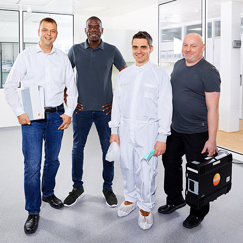 Testo Industrial Services bietet interessante Stellen im technischen Außendienst für Berufseinsteiger oder Facherfahrene. Verschiedene Testo-Mitarbeitende aus dem technischen Außendienst haben Spaß miteinander und lachen.