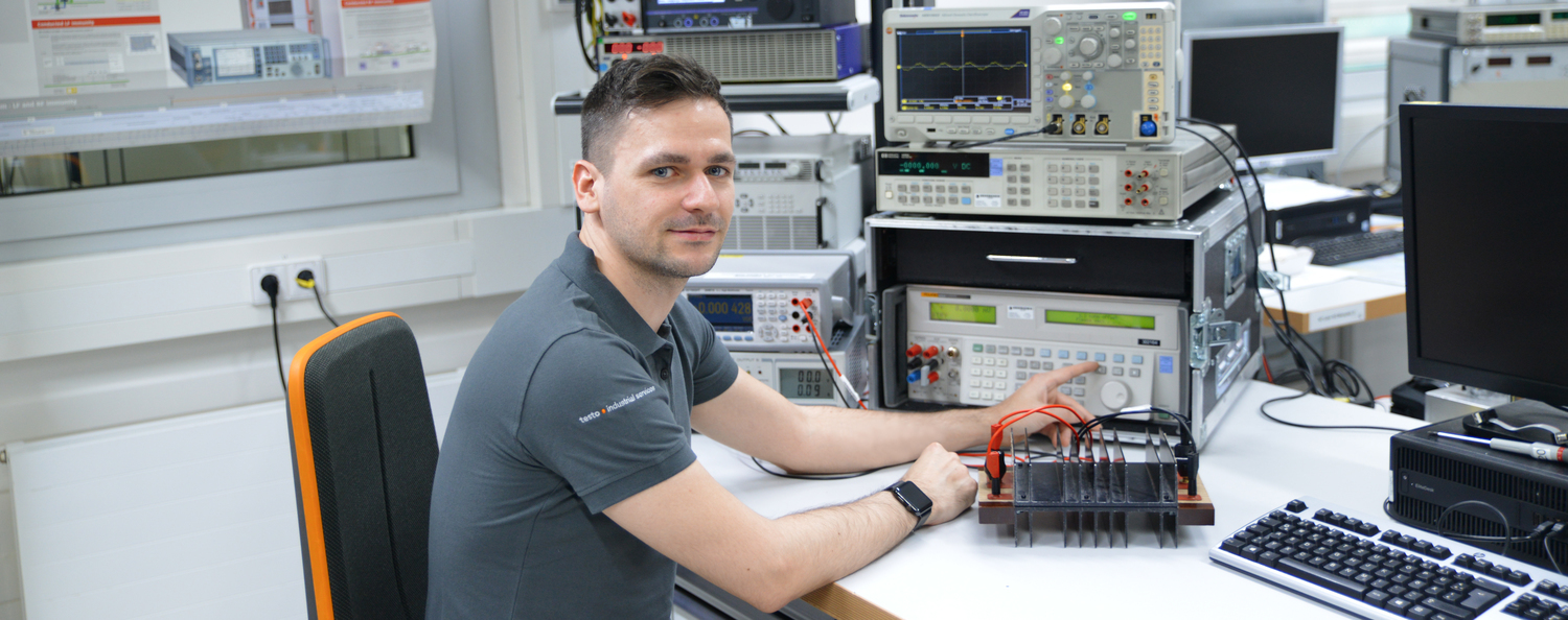 Kalibrierung elektrische Messgeräte Ein Mann kalibriert ein elektrisches Messgerät im Labor