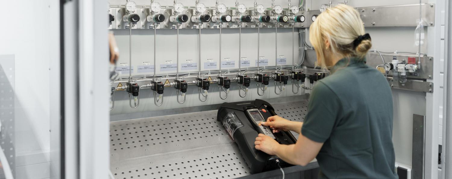 Kalibrierung analytischer Messgeräte Eine Frau kalibriert ein Testo-Rauchgasmessgerät im Labor