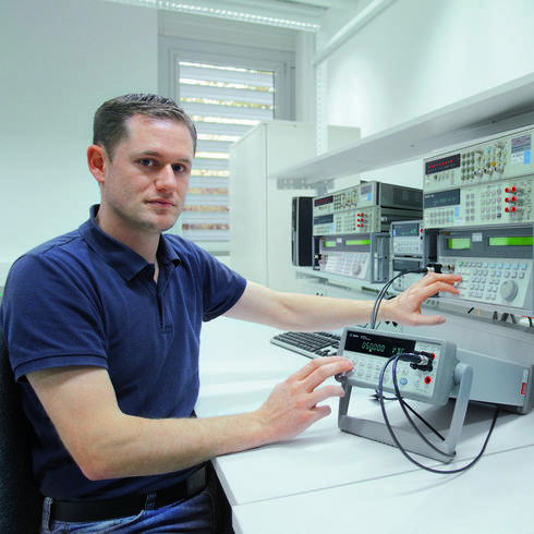 Kalibrierung Multimeter Ein Mann kalibriert einen Multimeter im Labor