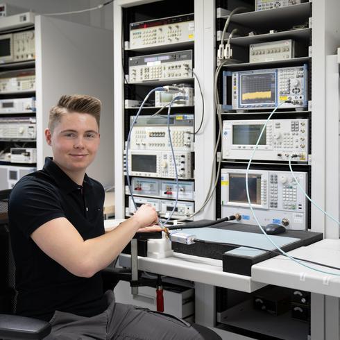 Kalibrierung von HF-Messgeräten Ein Mann kalibriert ein HF-Messgerät im Labor