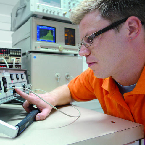 Kalibrierung EMV-Messgerät Ein EMV-Messgerät wird von einem Mann im Labor kalibriert