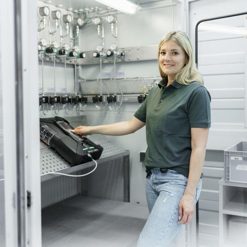 Kalibrierung von Rauchgas-Messgeräten Eine Frau kalibriert ein Testo-Rauchgasmessgerät im Labor