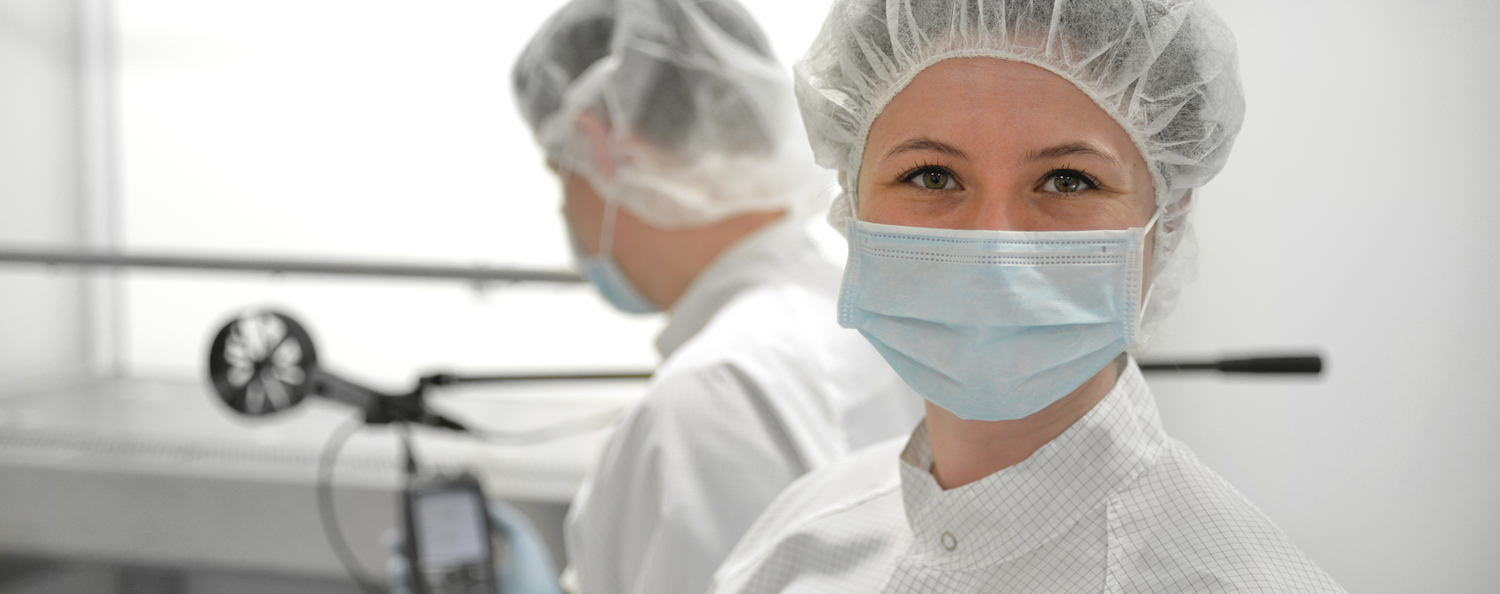 Zwei Ingenieurinnen aus dem GxP-Services-Team führen eine Strömungsmessung im Reinraum durch