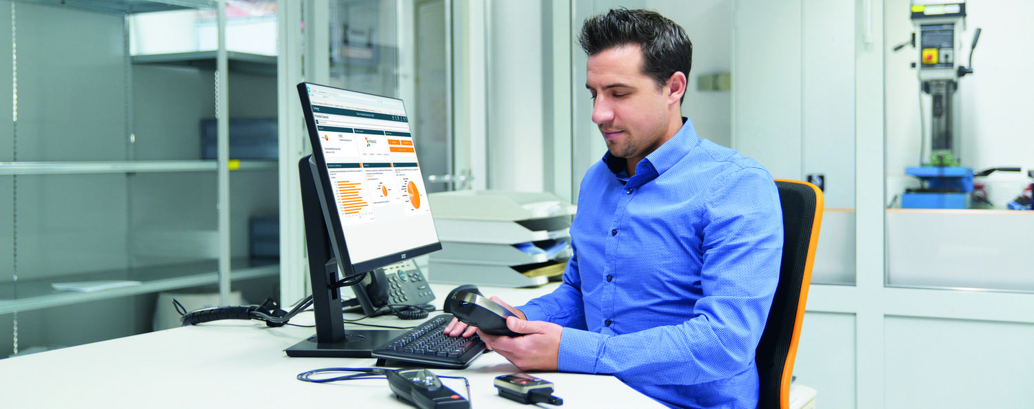 Webinar PRIMAS validated Mitarbeiter sitzt am Computer und ist bei PRIMAS validated angemeldet