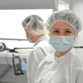 Zwei Ingenieurinnen aus dem GxP-Services-Team führen eine Strömungsmessung im Reinraum durch.