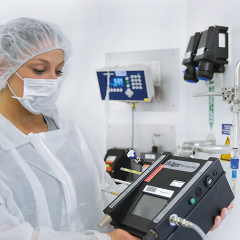 Messungen und Prüfungen Ihrer Prozessgase Eine Mitarbeiterin führt eine Prüfung der Prozessgase durch