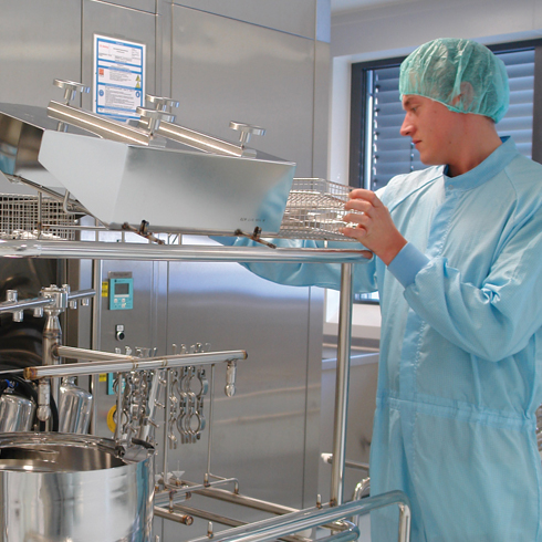 Eine Mitarbeiterin führt eine Prüfung der Sterilisations- und Reinigungsanlagen durch