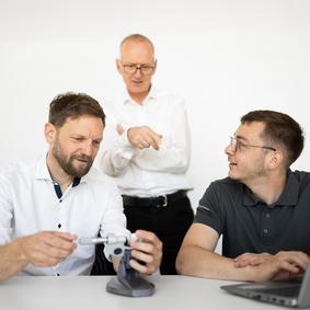 Gesprächssituation zwischen drei Männern