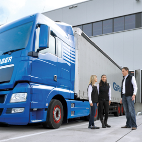 Grieshaber LKW LKW der Grieshaber Logistics Group vor dem Logistikzentrum