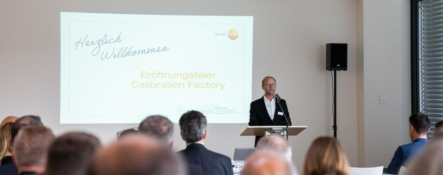 Der Geschäftsführer Raimund Föhrenbacher hält eine Rede.