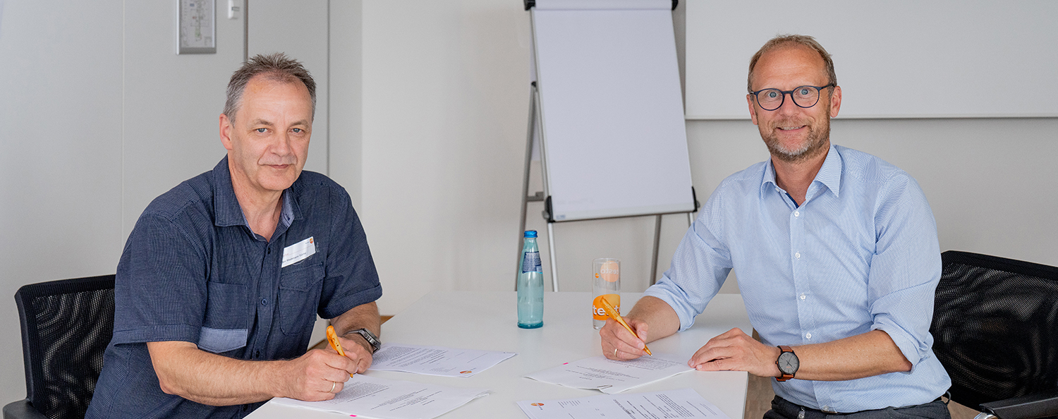 Firmenübergabe WIEPRO Der Geschäftsführer der Firma WIEPRO und Raimund Föhrenbacher blicken in die Kamera.