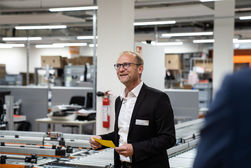 Raimund Föhrenbacher lächelt beim Rundgang